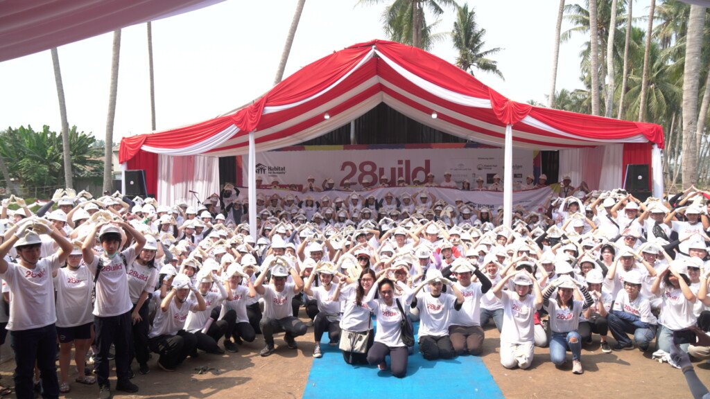 Ratusan relawan dan sejumlah public figure ambil bagian dalam kegiatan sosial yang digelar 28UILD (to build)