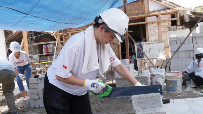 Habitat Indonesia dan Ratusan Relawan Muda Bangun Rumah, Sanitasi dan Sekolah di 4 Kota