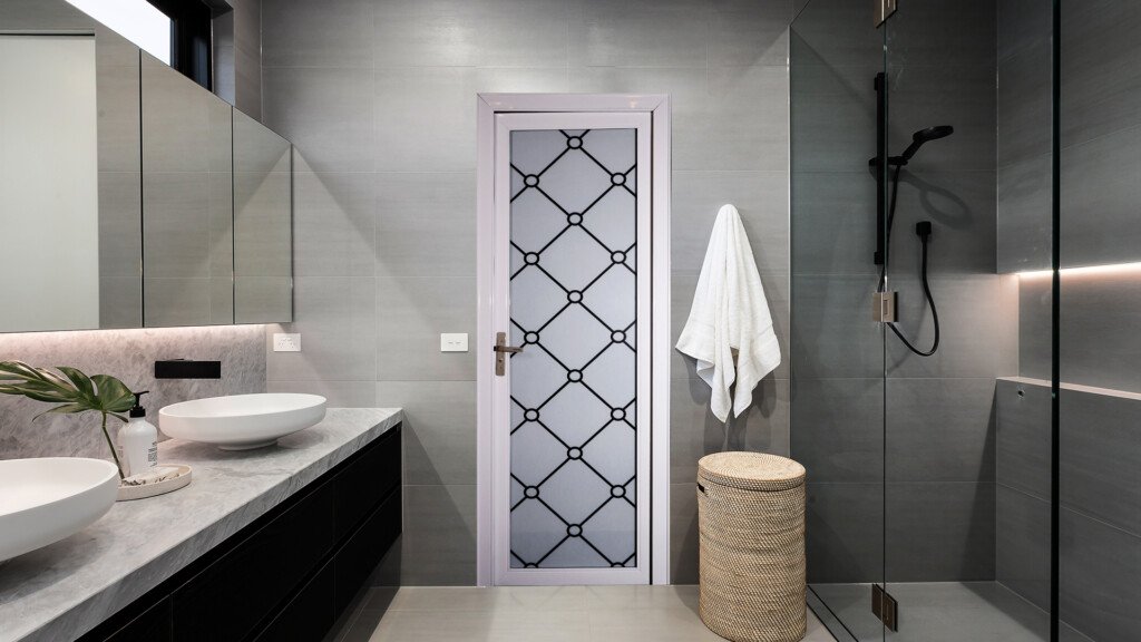 pintu kamar mandi Fortress Aluminos berbahan aluminium