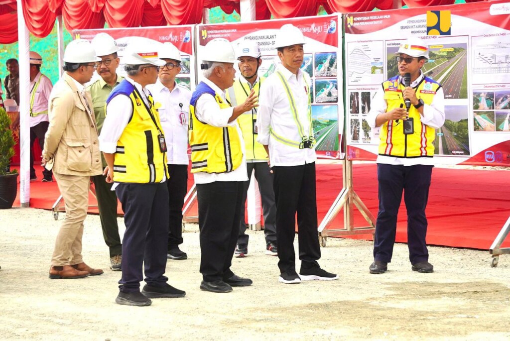 Presiden Jokowi tinjau jaringan jalan tol menuju IKN