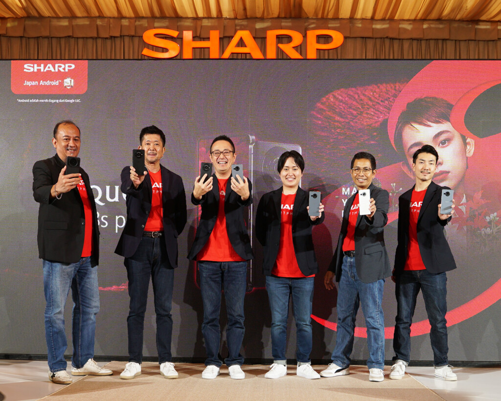 Jajaran manajemen Sharp Electronics Indonesia dan Sharp Corporation meluncurkan ponsel pintar sharp terbaru