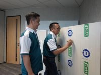 Direktur Sales dan Marketing PT NS BlueScope Indonesia, Irfan Fauzie (kiri) dan Direktur Utama PT Starr Panel Industri, Tjiang Lianto Chandra (kanan)