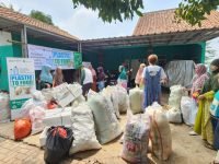 program tukar sampah plastik dengan bagan pangan dan buku