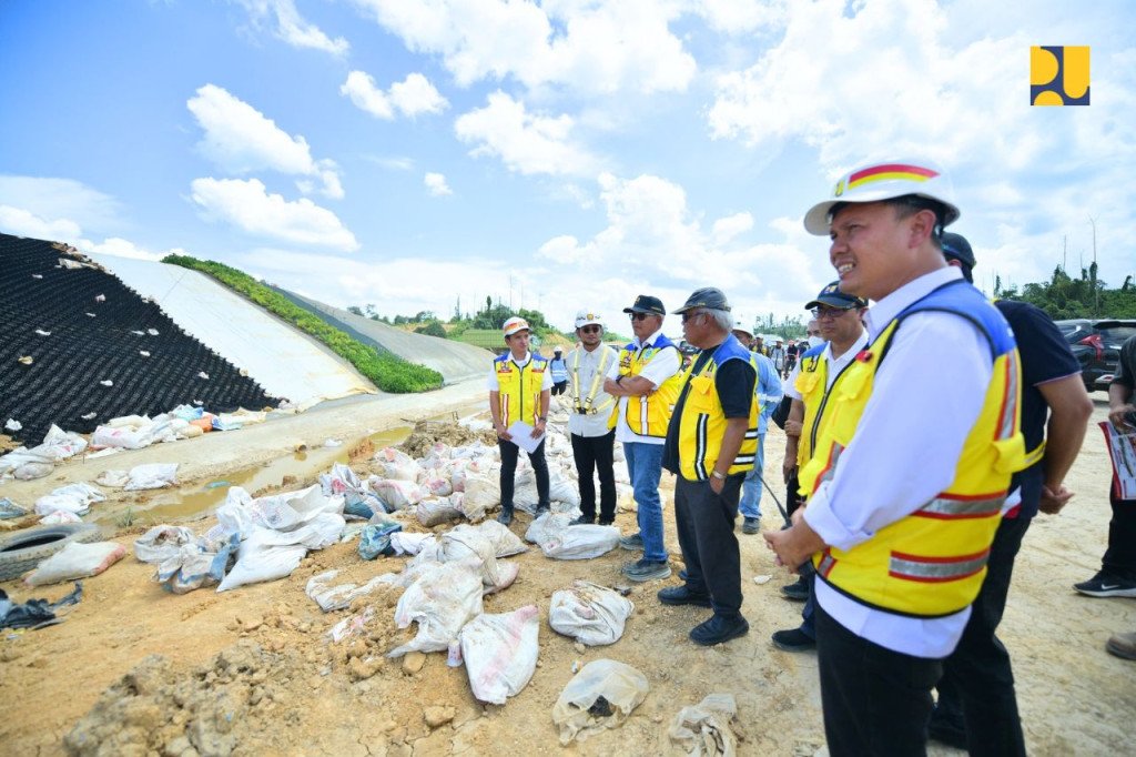 Menteri PUPR Basuki Hadimuljono meninjau pembangunan Jalan Tol IKN 6C
