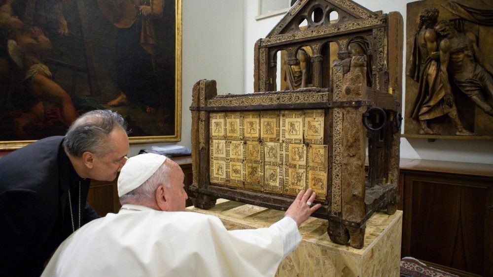 Kursi kayu kuno Santo Petrus, kursi kuno, kursi kayu, vatikan roma, paus fransiskus, basilika santo petrus, relik kursi santo petrus, cathedra petri