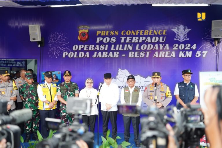 Menteri Pratikno Tinjau Rest Area Jalan Tol Pastikan Kelancaran Arus Mudik Nataru 2024/2025