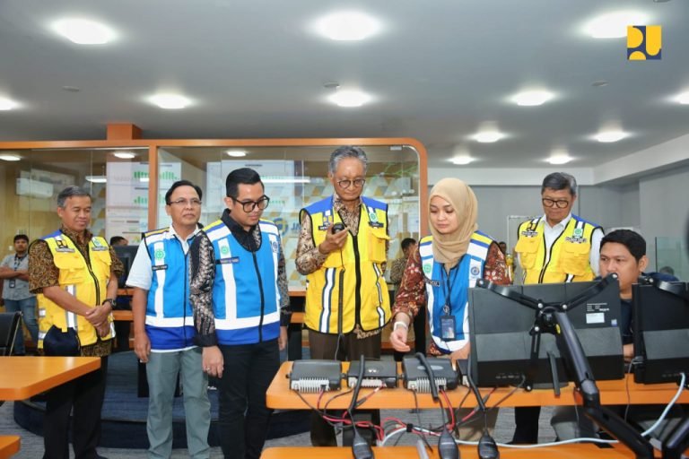 Kunjungi Tollroad Command Center, Menteri Dody Pantau Kondisi Arus Lalu Lintas Nataru 2024/2025