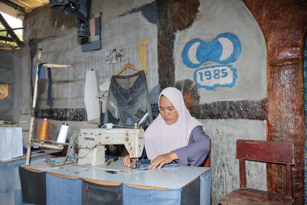 Aan Andasari, bantar gebang, bekasi, daur ulang, pnm mekaar, daur ulang jeans,