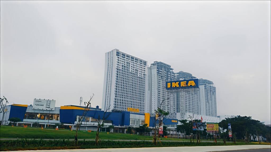 Tampak depan gedung IKEA Sentul City sebagai bagian dari ekspansi IKEA Indonesia yang mendukung bisnis berkelanjutan di Indonesia