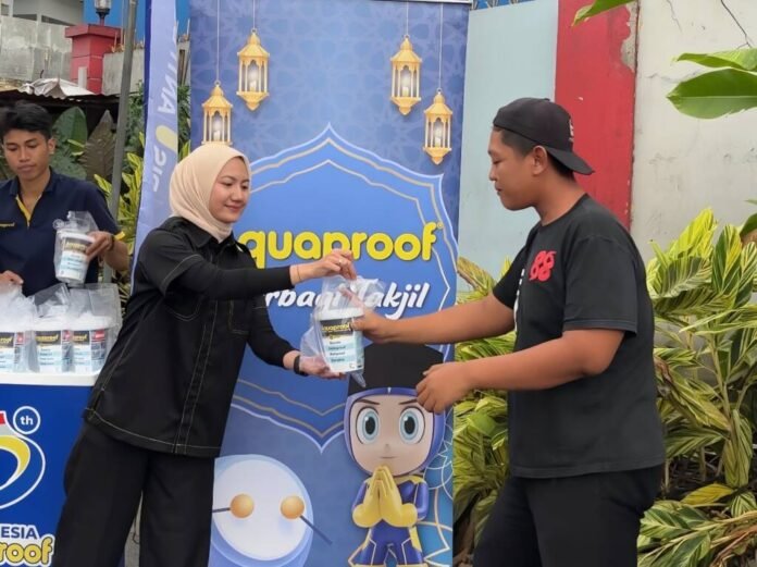 Aquaproof Berbagi Takjil, program csr aquaproof, toko bangunan, ramadan 2025,