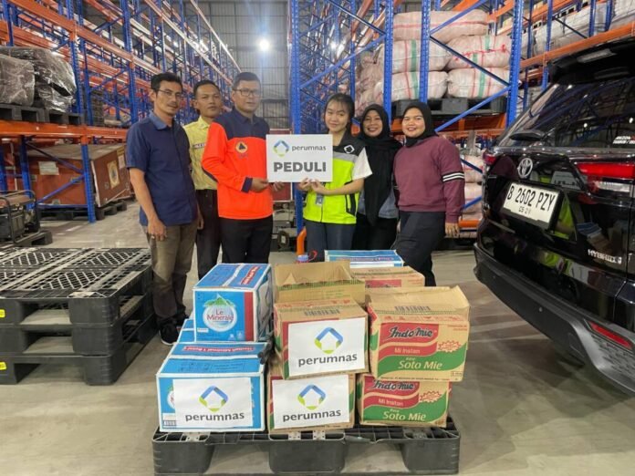 perum perumnas, csr perumnas, perumnas peduli banjir bekasi, banjir di bekasi, bencana banjir, kegiatan sosial, banjir kota bekasi,