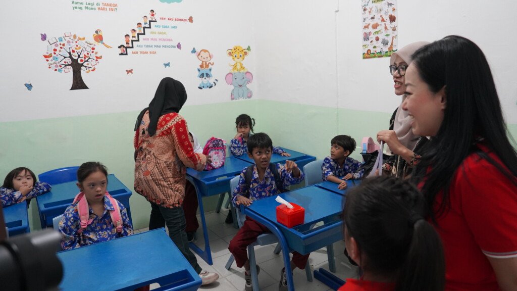csr semen merah putih, kpn corp renovasi slb mini bakti