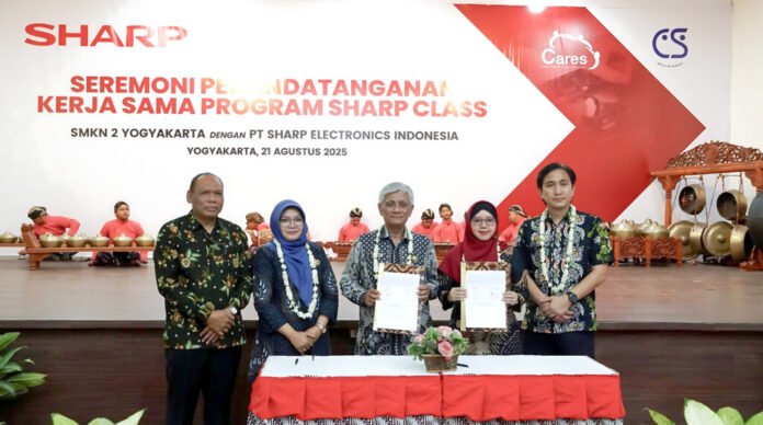 Penandatanganan nota kesepahaman (MoU) antara Sharp Indonesia dengan SMK Negeri 2 Yogyakarta untuk program Sharp Class. Foto ini menunjukkan kolaborasi strategis antara industri dan pendidikan vokasi.