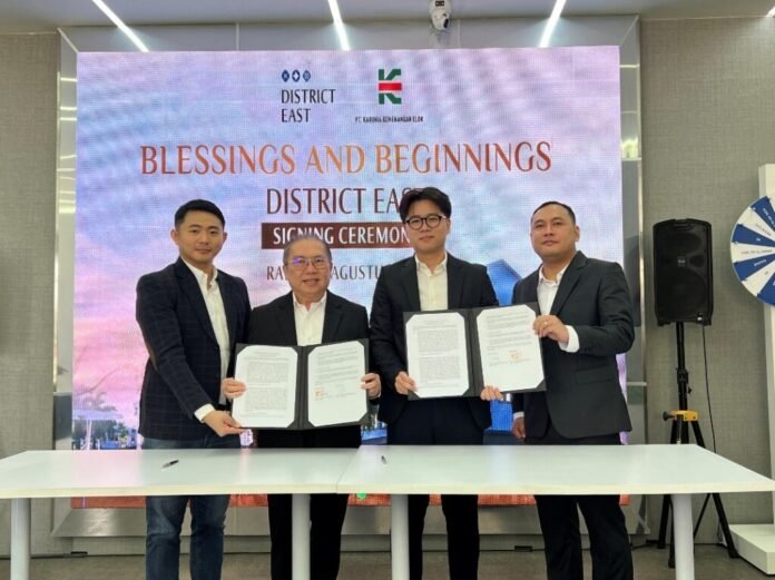 perwakilan dari True Land dan PT Karunia Kemenangan Elok, berfoto bersama saat penandatanganan MoU yang menandai proyek District East siap dibangun.