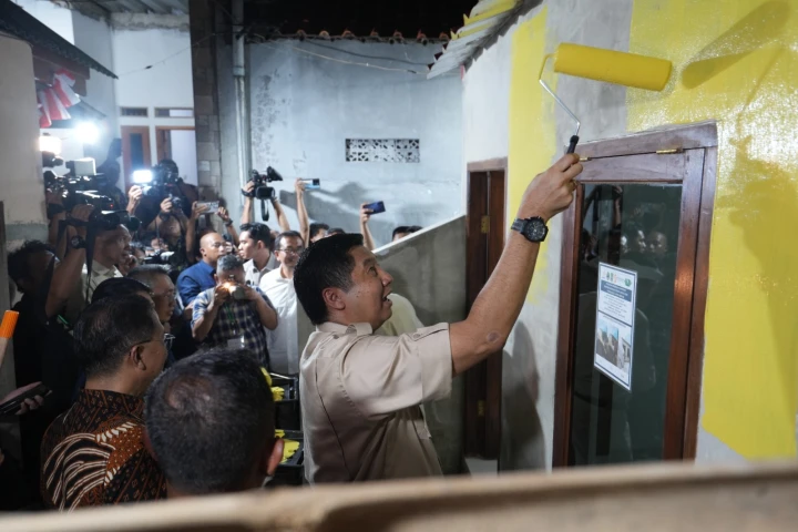 Menteri PKP Maruarar Sirait melakukan pengecatan dinding rumah warga dalam program Bedah Rumah 500 Summarecon di Bekasi.