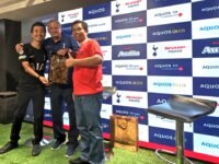 Gary Mabbutt bersama penggemar saat acara nobar Premier League Sharp Indonesia memperkenalkan AQUOS R9 Pro dan AQUOS LED TV.