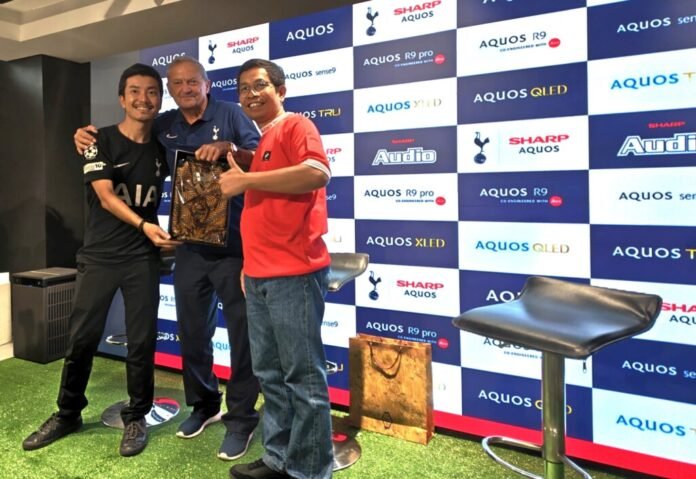 gary-mabbutt-nobar-premier-league-sharp-aquos-r9-pro Gary Mabbutt bersama penggemar saat acara nobar Premier League Sharp Indonesia memperkenalkan AQUOS R9 Pro dan AQUOS LED TV.