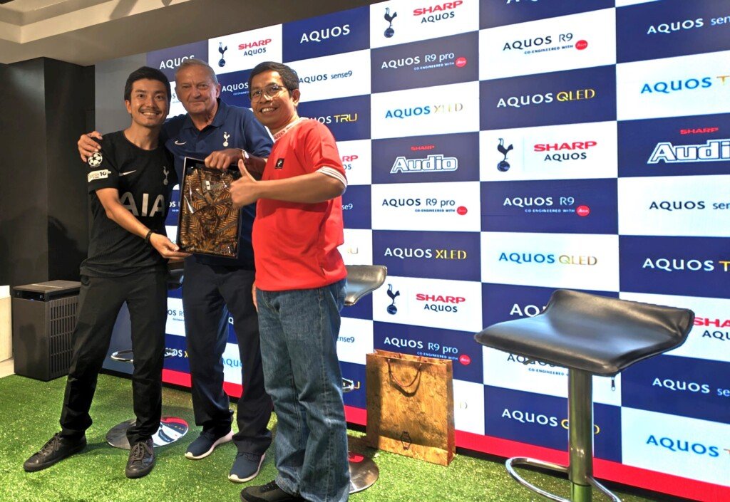 Gary Mabbutt bersama penggemar saat acara nobar Premier League Sharp Indonesia memperkenalkan AQUOS R9 Pro dan AQUOS LED TV.