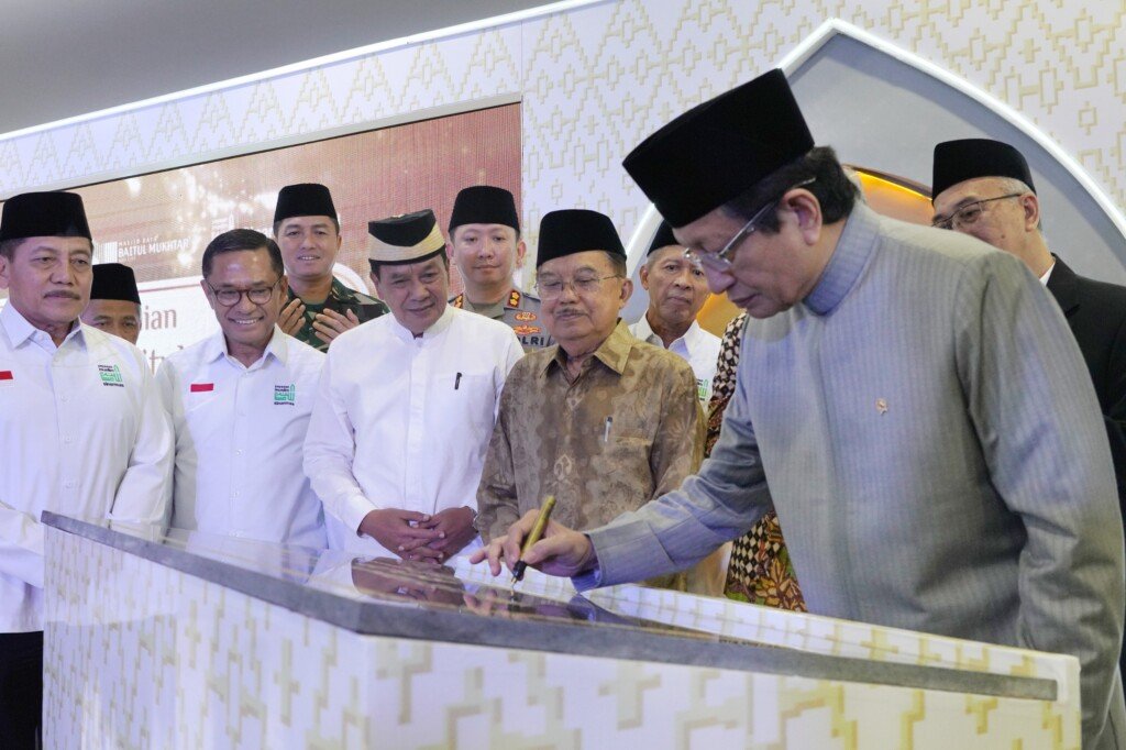 Peresmian Masjid Raya Baitul Mukhtar BSD City oleh Menteri Agama Nasaruddin Umar dan Jusuf Kalla.
