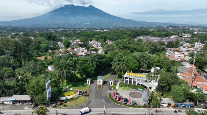 pemandangan udara kawasan rancamaya golf estate dengan latar gunung salak