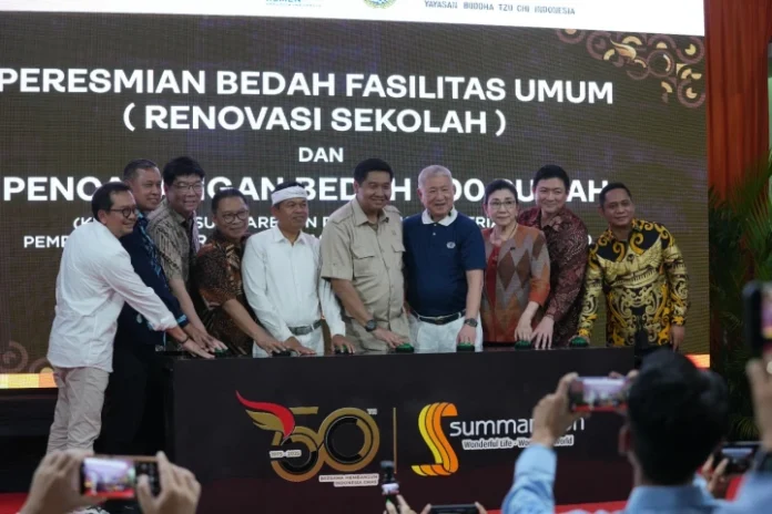 Menteri PKP Maruarar Sirait bersama jajaran Summarecon dan Yayasan Buddha Tzu Chi Indonesia pada peresmian program Bedah Rumah 500 di Bekasi.