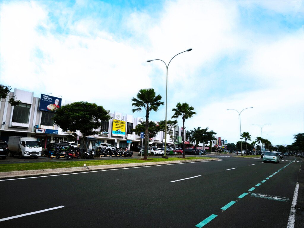 Suasana kawasan komersial Aniva Gading Serpong dengan ruko Grand Boulevard Aniva yang modern dan ramai