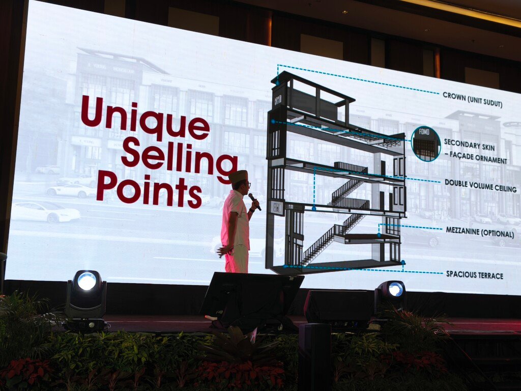 Henry Napitupulu menjelaskan keunggulan Grand Boulevard Aniva Studio Loft dengan infografis Unique Selling Points