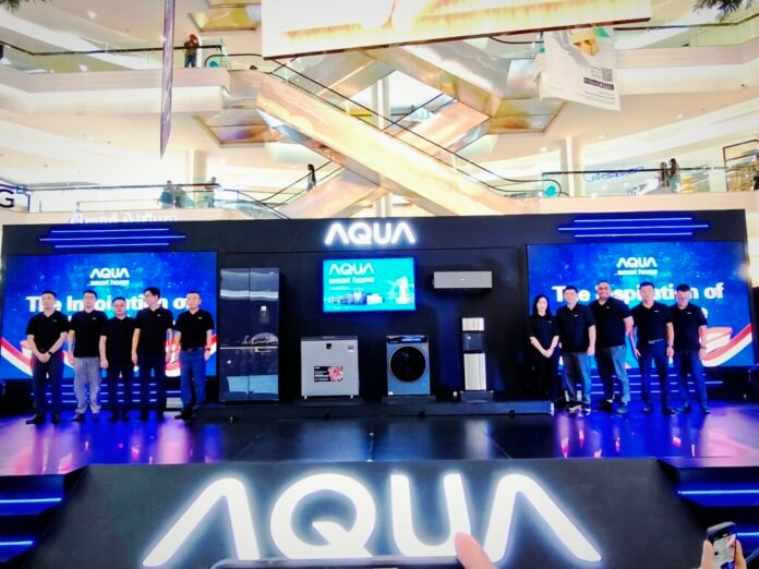 Tim AQUA Elektronik bersama produk terbaru di panggung peluncuran Mall Exhibition Kota Kasablanka 2025