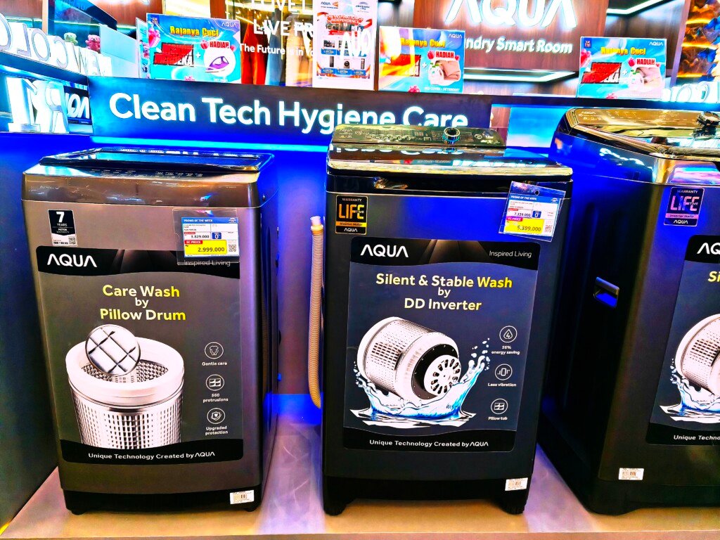 Mesin cuci AQUA Elektronik seri Care Wash dan Silent & Stable Wash dipamerkan di Mall Exhibition Kota Kasablanka 2025