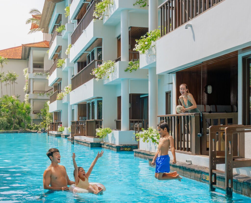 Keluarga menikmati waktu bersama di Lagoon Access Room, The Laguna, a Luxury Collection Resort & Spa, Nusa Dua, Bali – liburan keluarga penuh petualangan, budaya, dan kebersamaan.