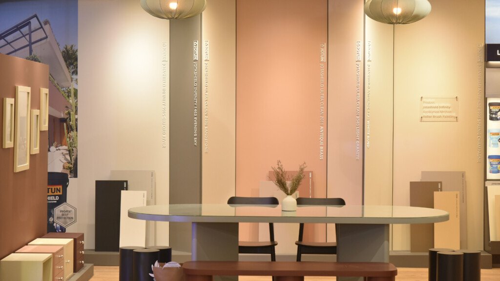 interior jotun flagship store padang menampilkan pilihan warna cat premium untuk solusi cat tangguh iklim tropis