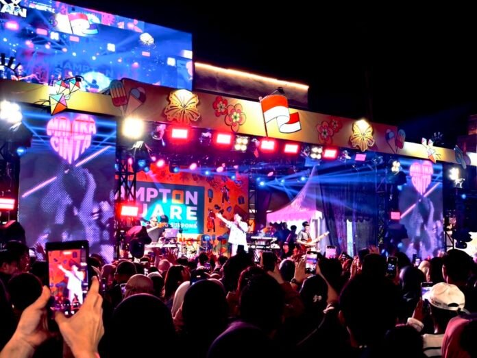 artis dan penyanyi rizky febian, grand opening hampton square gading serpong, paramount land,