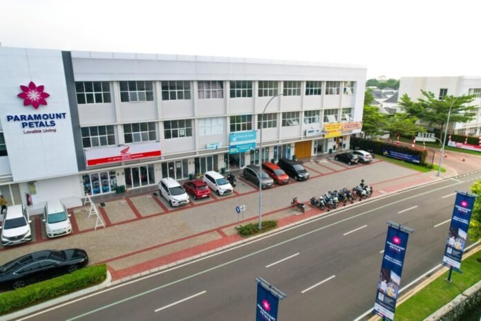 Suasana ruko Calico Square Paramount Petals dengan tenant aktif dan aktivitas pengunjung