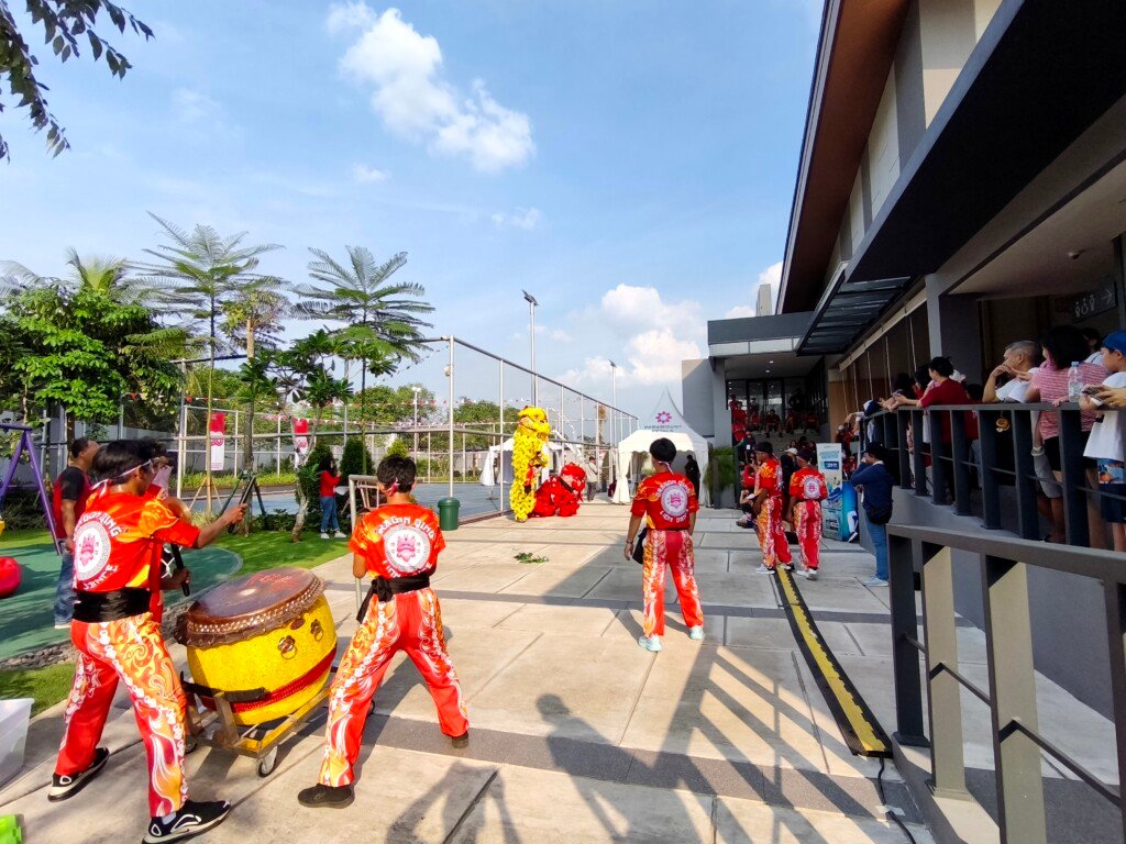 Atraksi barongsai meriah di Paramount Festival Kemerdekaan HUT RI ke-80 di Paramount Petals, Tangerang.