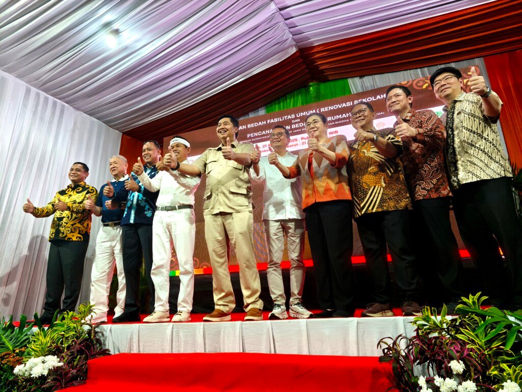 Jajaran direksi Summarecon bersama para pejabat pemerintah di panggung acara peresmian program CSR.