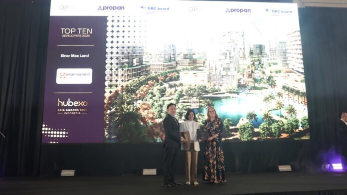Ariani Ratna Hadioetomo Sinar Mas Land menerima penghargaan Elite Winners di Hubexo Asia Awards 2025 Jakarta
