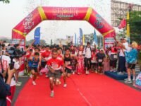 Suasana garis start Run for Fun 5K di Metland Menteng dalam rangka HUT RI ke-80, dipenuhi seribu peserta yang antusias.