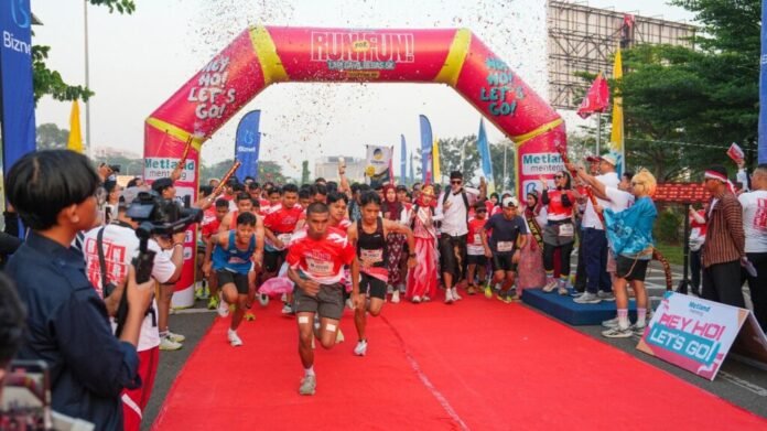 Suasana garis start Run for Fun 5K di Metland Menteng dalam rangka HUT RI ke-80, dipenuhi seribu peserta yang antusias.