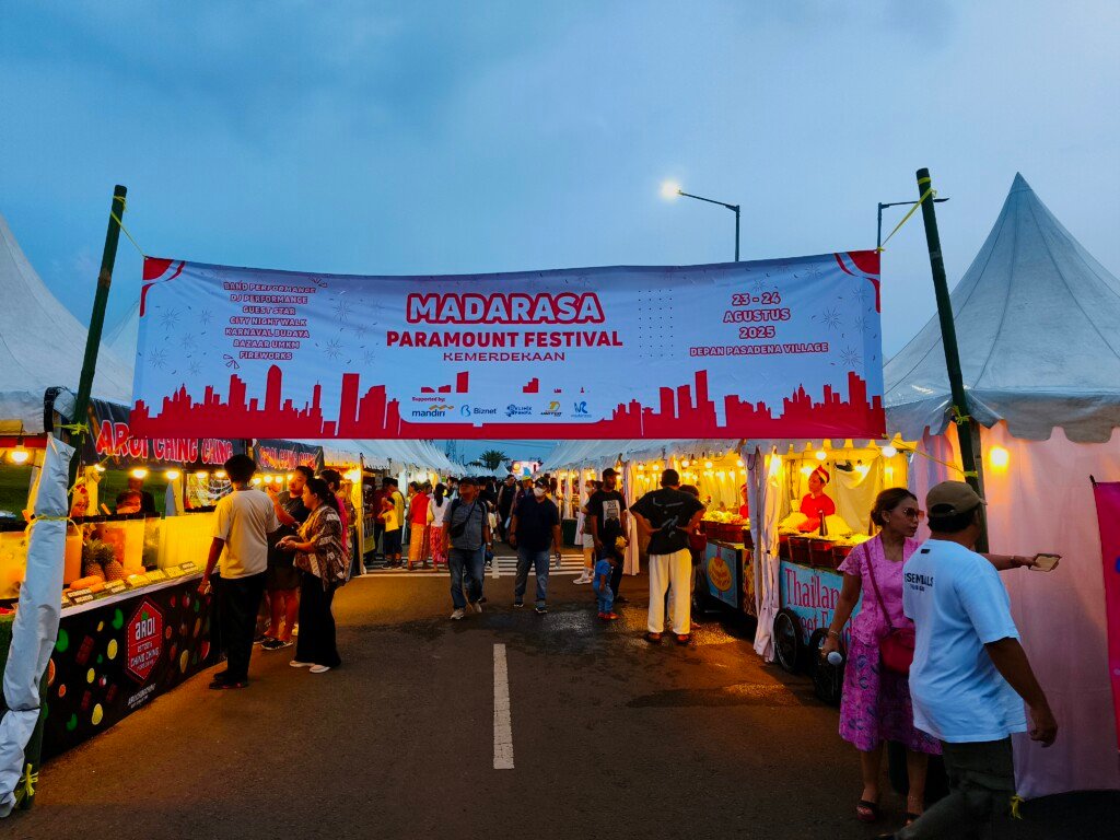 Suasana malam di bazar kuliner "Madarasa" yang merupakan bagian dari Paramount Festival Kemerdekaan 2025 di Gading Serpong, terlihat keramaian pengunjung dan tenda-tenda makanan.
