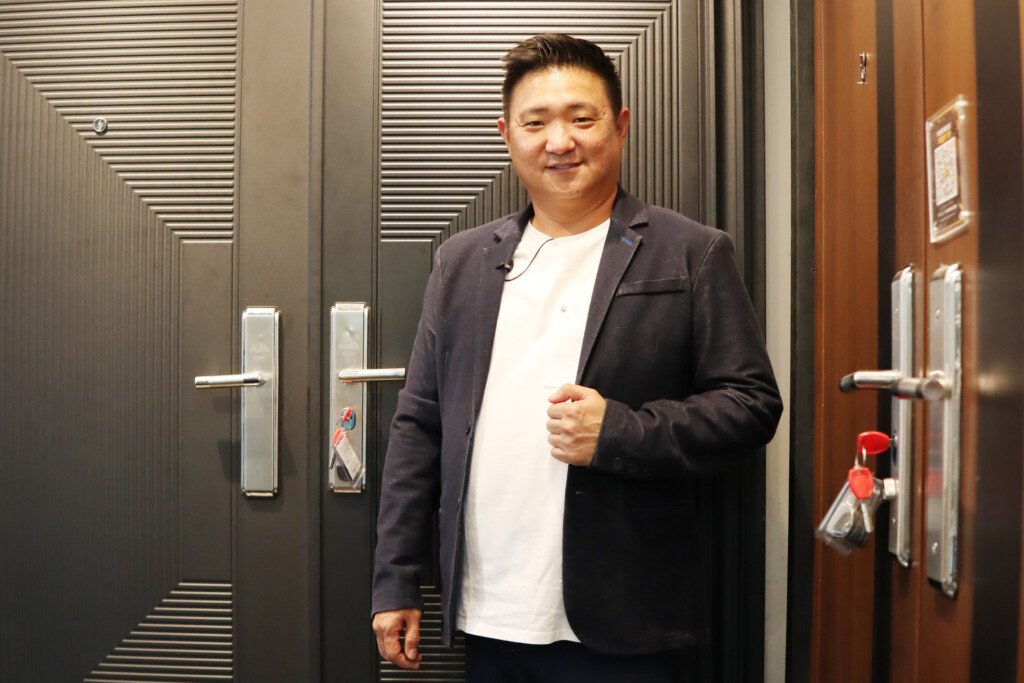 Founder dan CEO JBS Perkasa Joni Effendi berdiri di antara produk pintu baja Fortress.