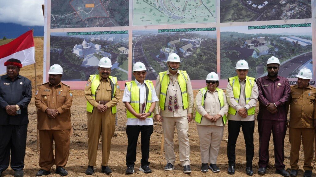 Menteri Ara bersama Mendagri Tito Karnavian dan pejabat Papua Pegunungan meninjau lokasi pembangunan 2.200 rumah di Wamena