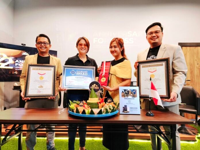 Perwakilan manajemen PT Jaya Bersama Saputra (JBS) Perkasa berpose dengan plakat penghargaan MURI dan Top Brand Award di perayaan ulang tahun ke-22 pintu baja Fortress di kantor pusat Tangerang.