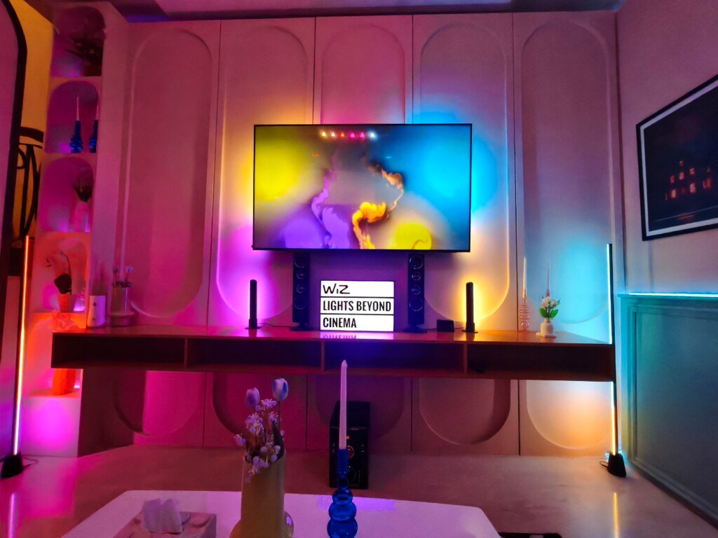 Ruangan hiburan rumah dengan WiZ TV Sync Lights menghadirkan pengalaman menonton lebih imersif