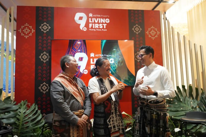 Tiga tokoh mengenakan kain tenun NTT dalam sesi konferensi pers Astra Property Living First 2025 Ruang, Rasa, Rupa di Menara Astra