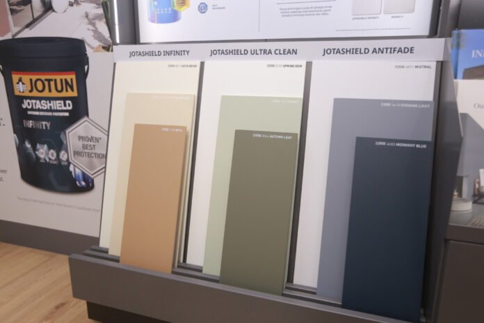 Display cat eksterior Jotashield Infinity, Jotashield Ultra Clean, dan Jotashield AntiFade, sebagai solusi cat rumah tropis yang anti-UV dan anti-pudar.