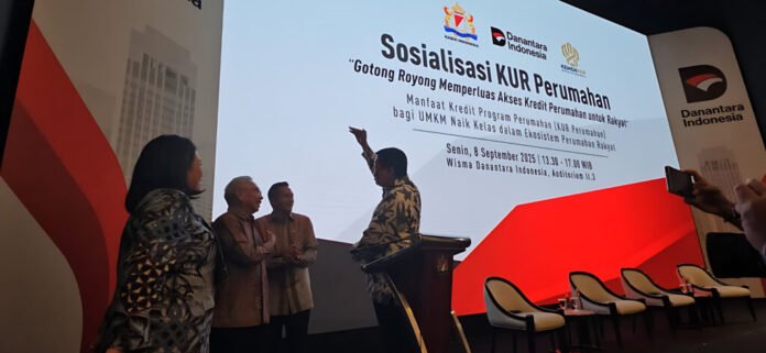 menteri-maruarar-kadin-diskusi-kur-perumahan Menteri PKP Maruarar Sirait berbincang dengan pengusaha dari KADIN Indonesia di acara Sosialisasi KUR Perumahan.