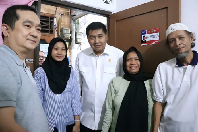 Menteri Ara bersama warga penerima manfaat program renovasi rumah di Johar Baru