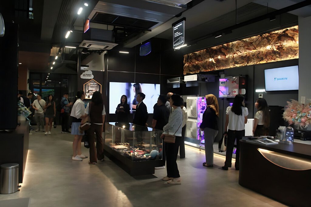 Pengunjung mengunjungi showroom Daikin Proshop kedua di Semarang yang menghadirkan solusi AC Home Central modern.