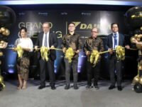 Shinji Miyata bersama Radityo Wicaksono, Wahab, Patricia, dan Fawzie Mohamed Taib saat meresmikan showroom Daikin Proshop kedua di Semarang.