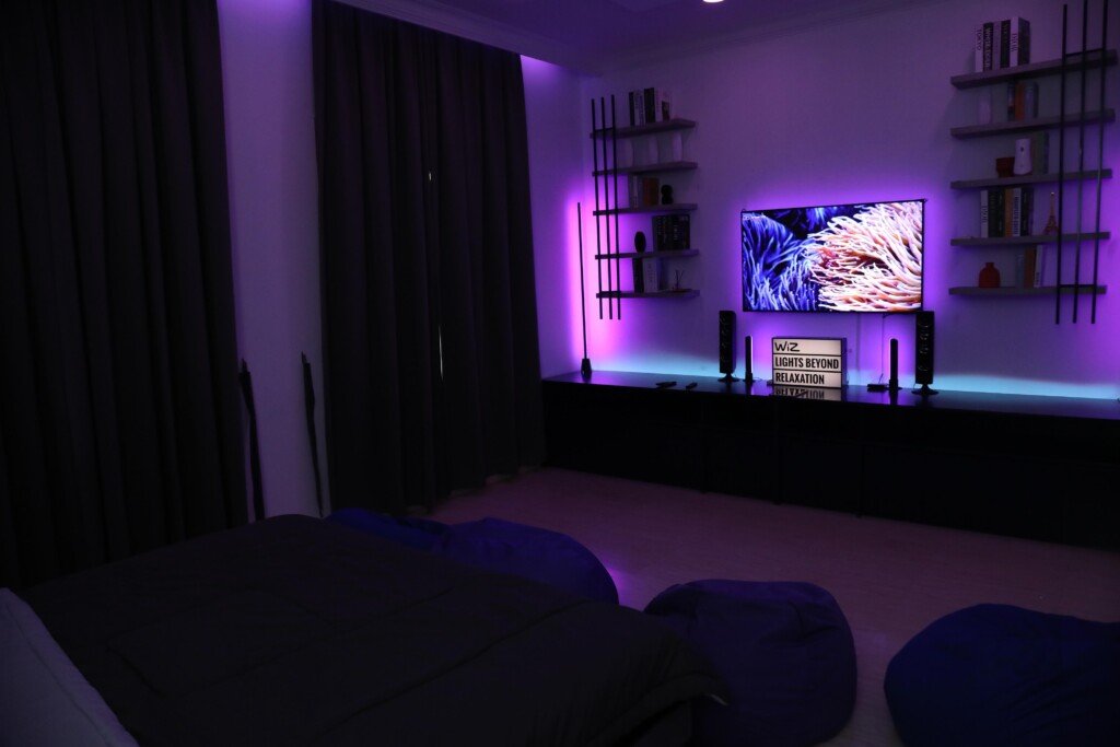 Ruangan relaksasi dengan WiZ TV Sync Lights memberikan suasana tenang dan nyaman